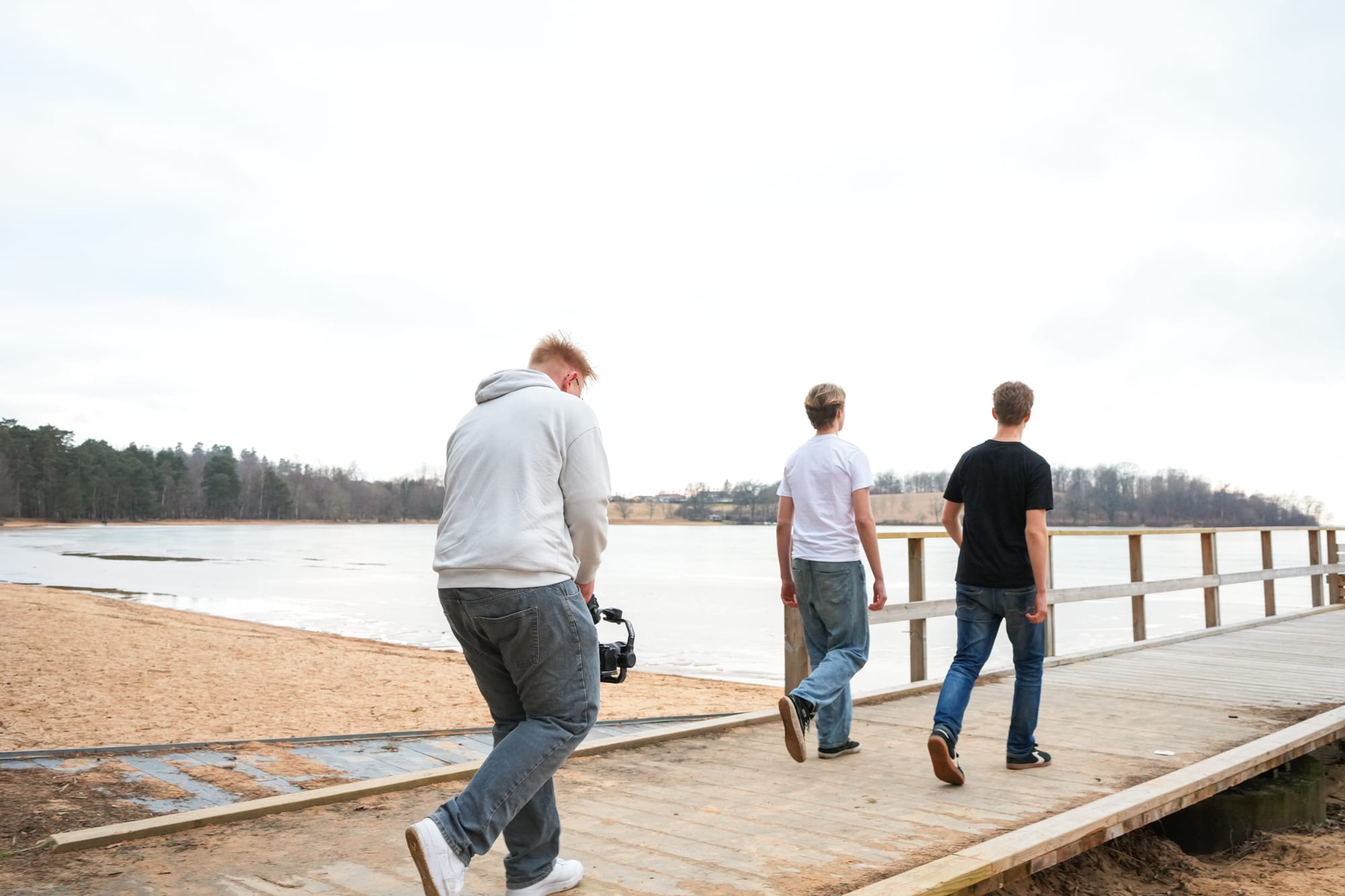 Filmning med gimbal av två killar på en brygga för EM Brothers