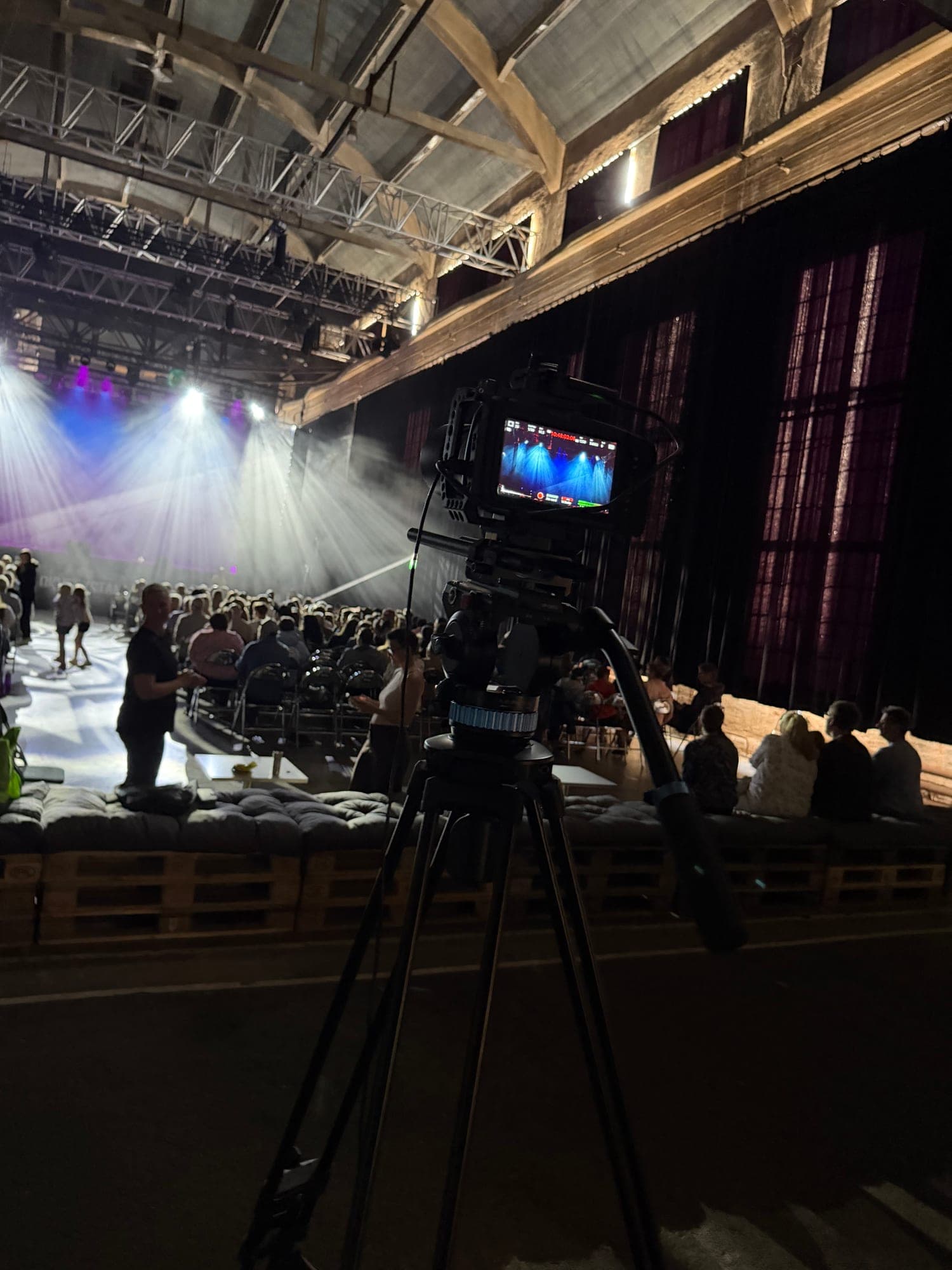 Kamerautrustning uppriggad vid scenkanten under Movement INSPOs dansshow