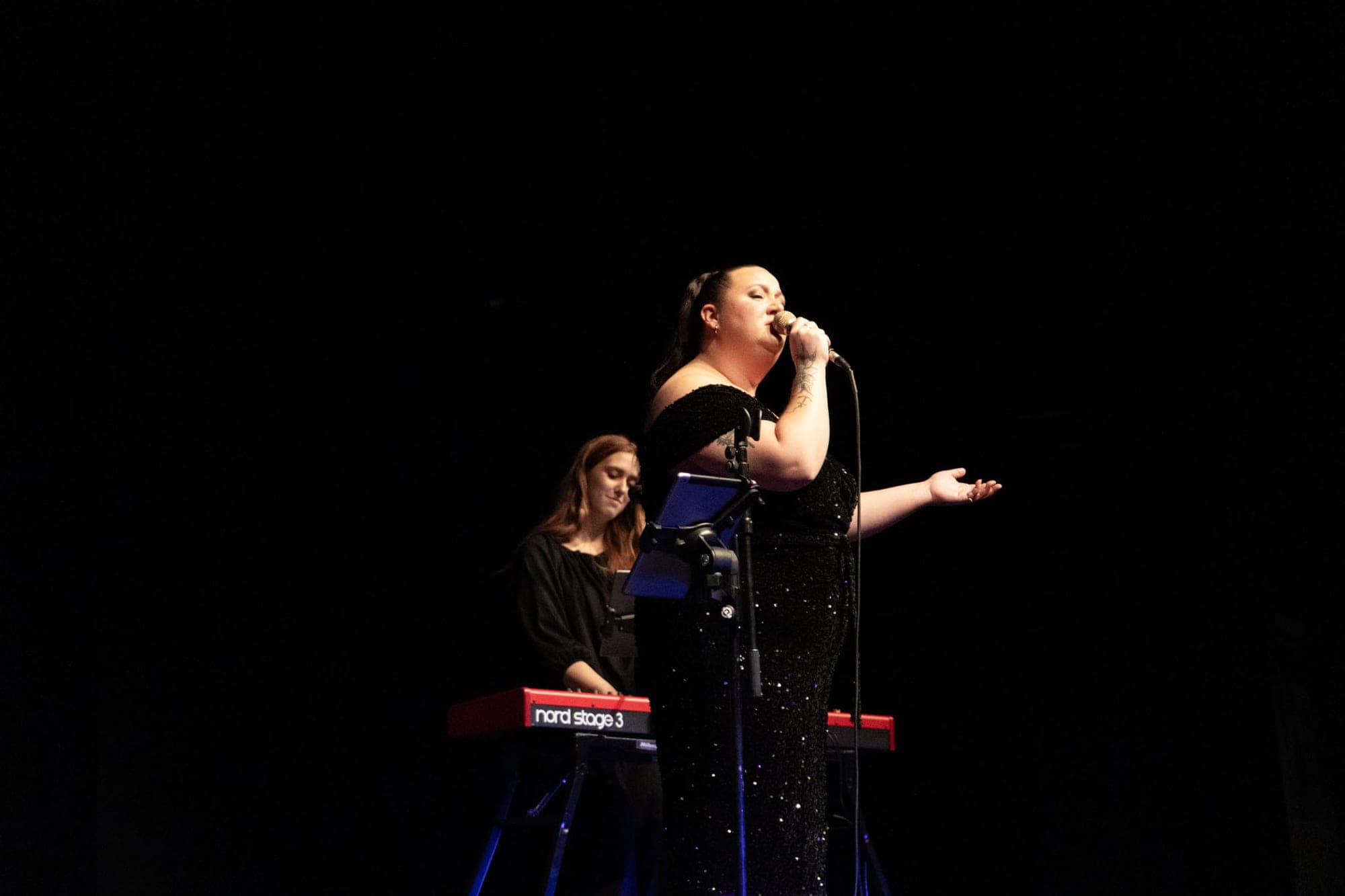 Frida Green sjunger i mikrofonen på scen under hyllningskonserten till Aretha Franklin